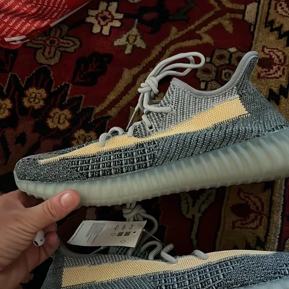 YEEZY BOOST 350 V2 Brand new, never warn, tags attached display picture 1